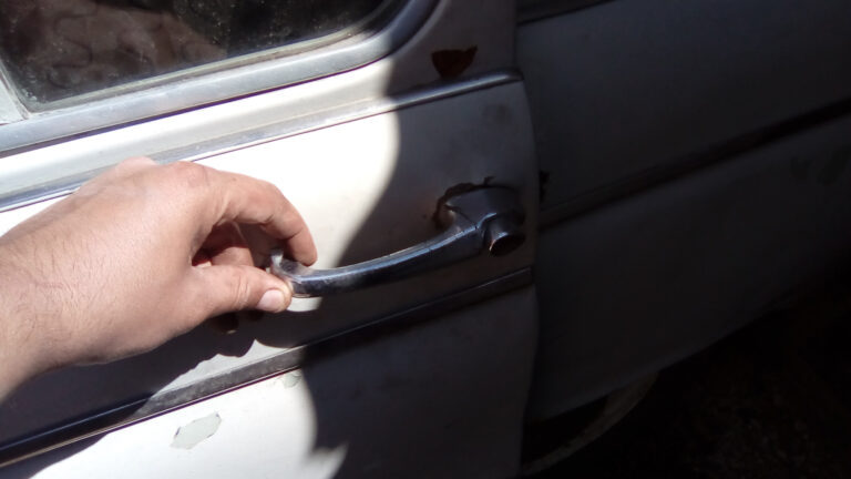 الوقوف الآمن للسيارة لتجنب قفل باب السيارة