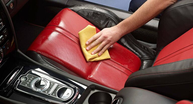 تنظيف داخل السيارة بانتظام للحفاظ على المواد الداخلية